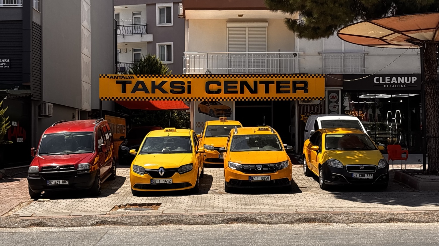 Antalya Taksi Center mağazası ve taksi araçları