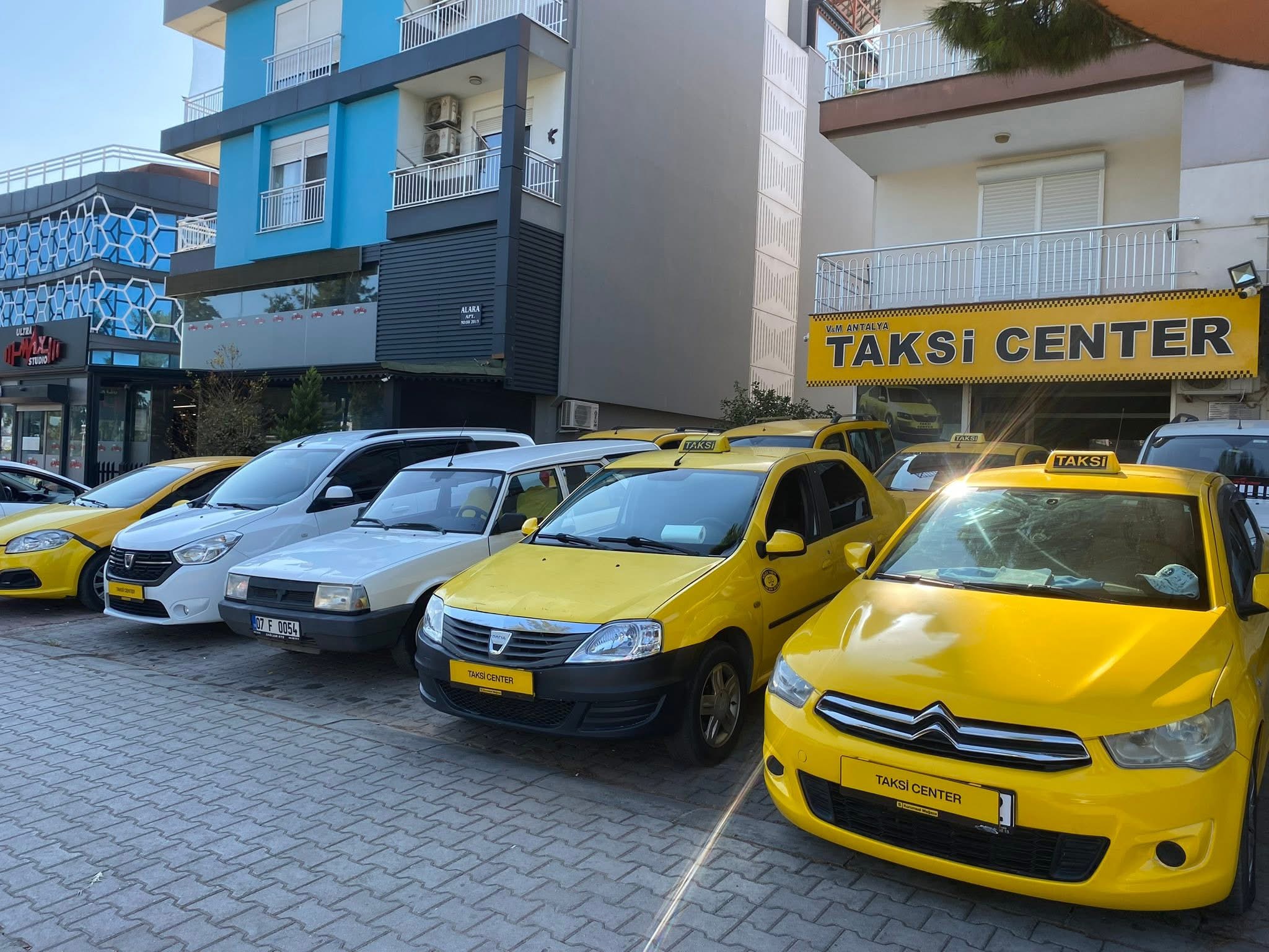 Antalya Taksi Center mağazası önündeki taksiler