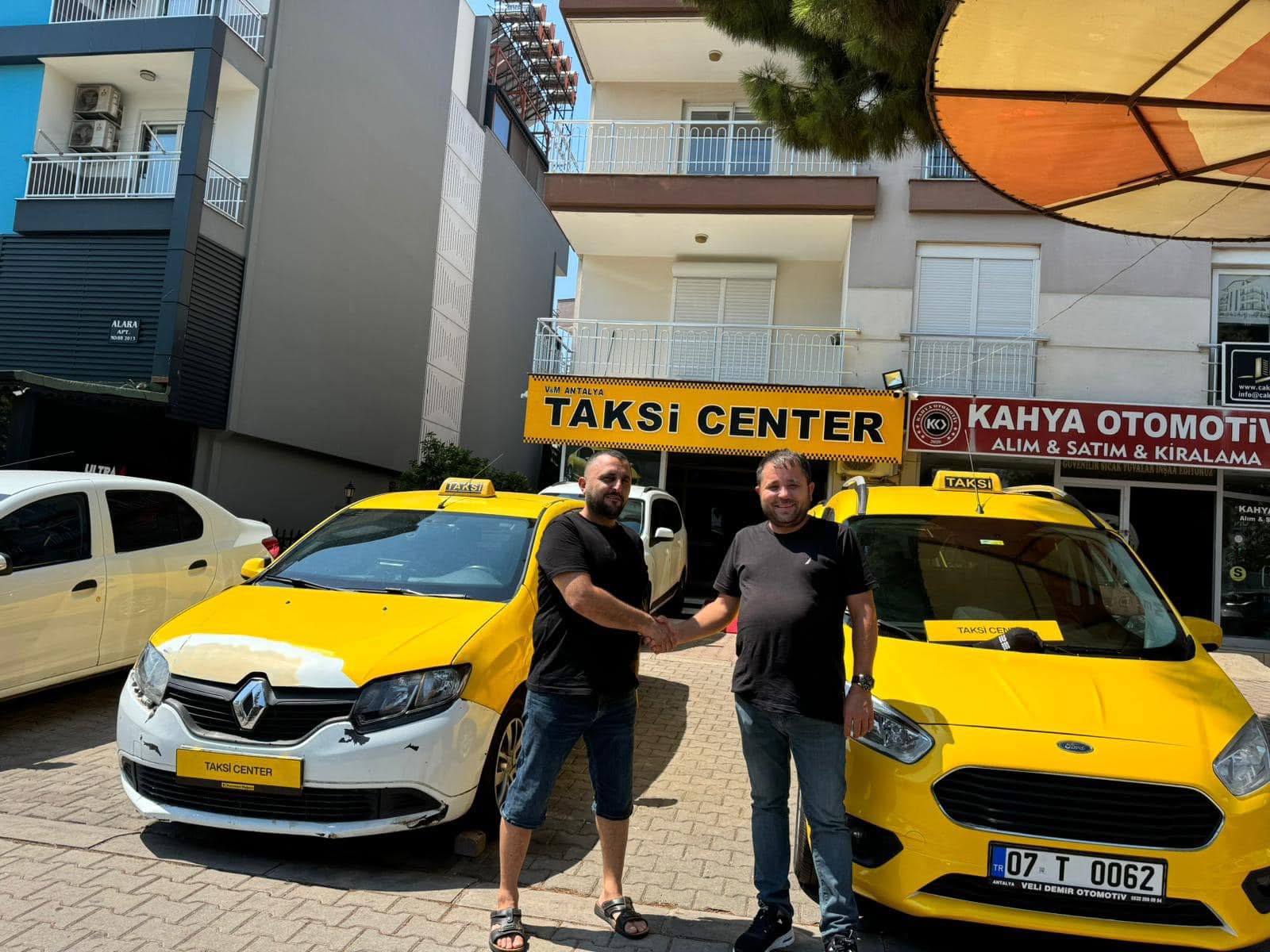 Antalya Taksi Center mağazası önünde taksi araçları