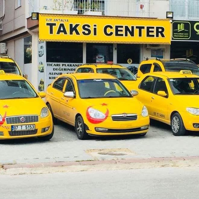 Antalya Taksi Center vitrini önündeki taksiler
