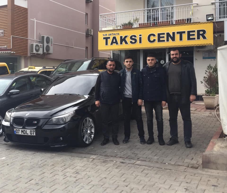 Antalya Taksi Center mağazası önündeki araç