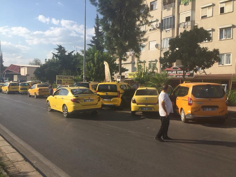 Antalya Taksi Center yakınında sıralı taksiler