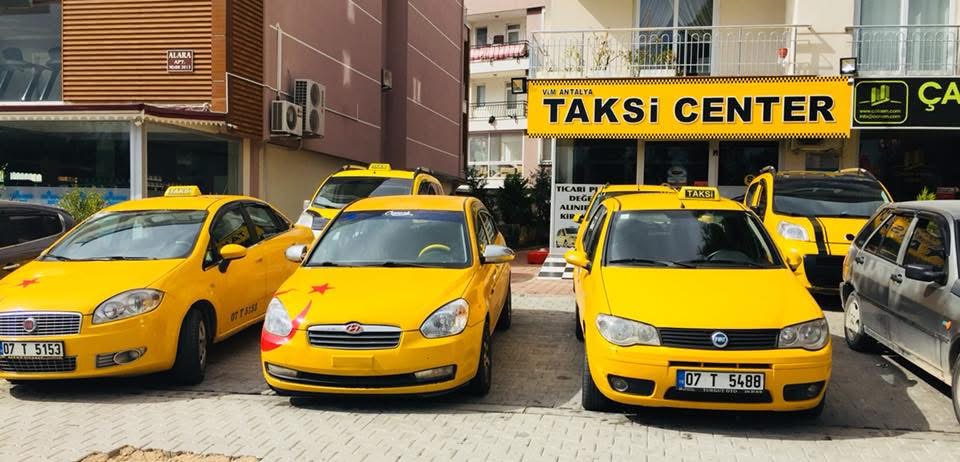 Antalya Taksi Center vitrini önündeki sarı taksiler