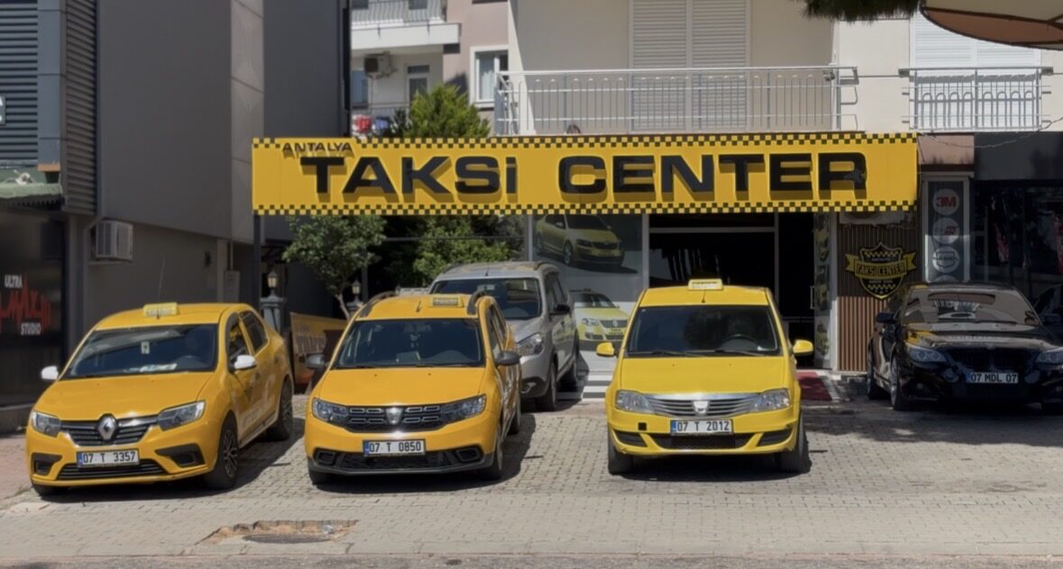 Antalya Taksi Center vitrini önündeki ticari araçlar