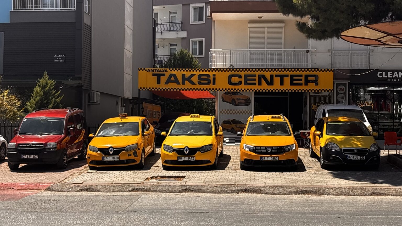 Antalya Taksi Center mağaza önü ve taksi araçları
