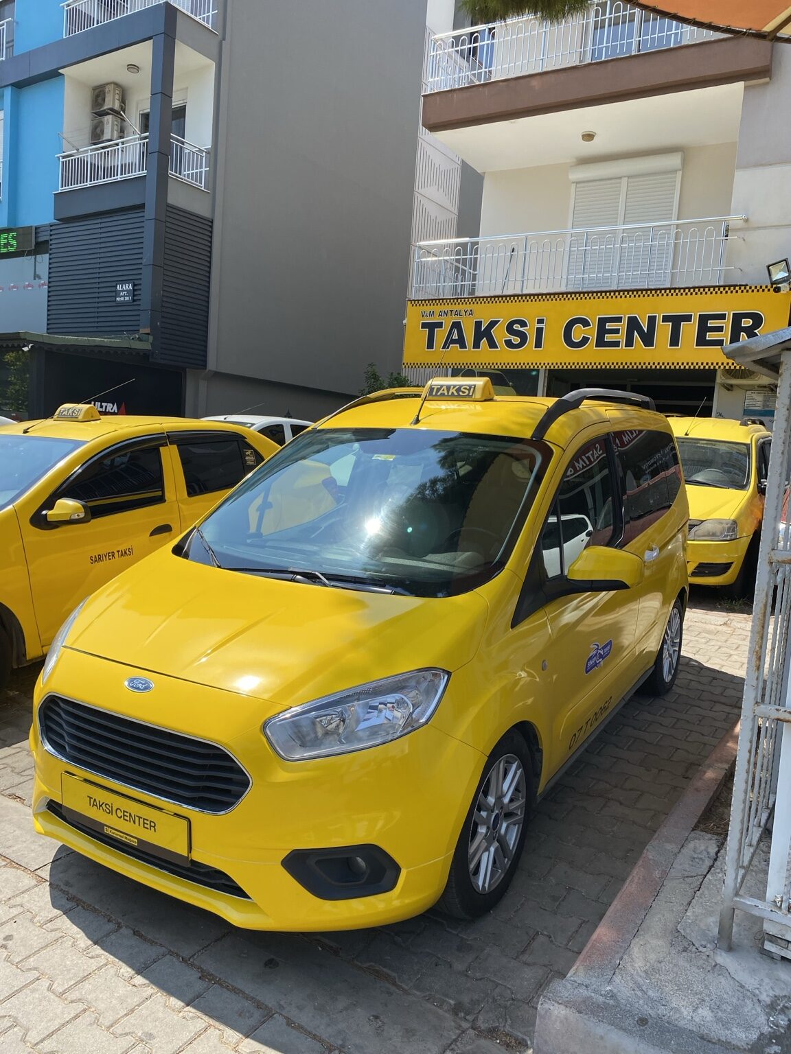 Antalya Taksi Center önünde Ford taksi aracı