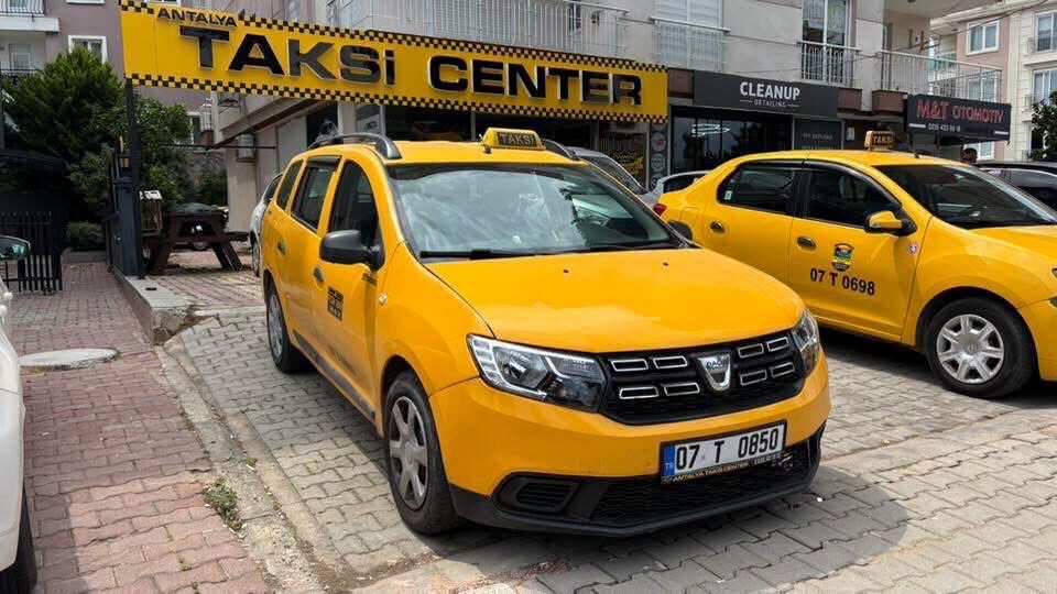 Antalya Taksi Center önünde sarı taksi aracı