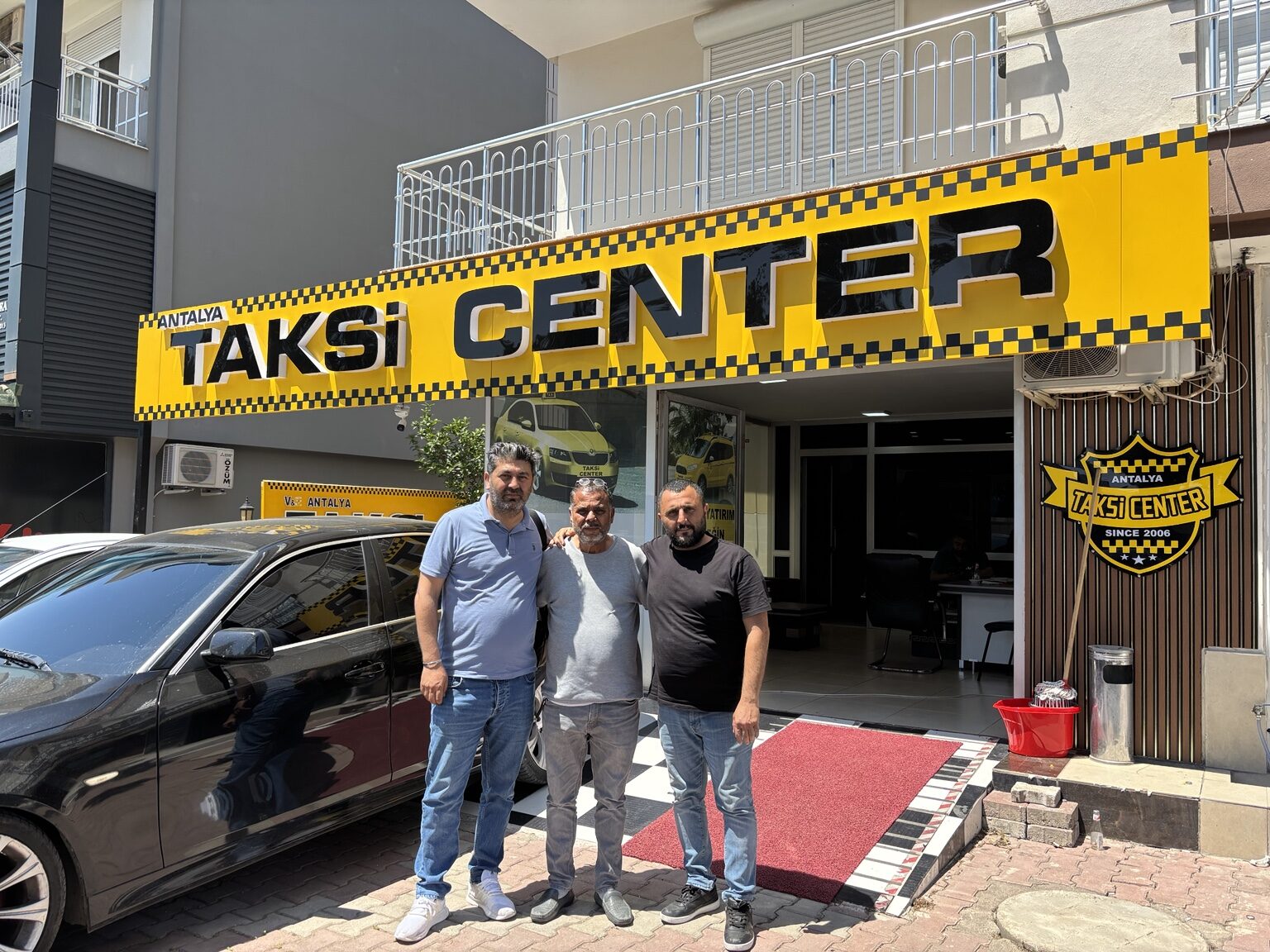 Antalya Taksi Center vitrini önünde ekip fotoğrafı