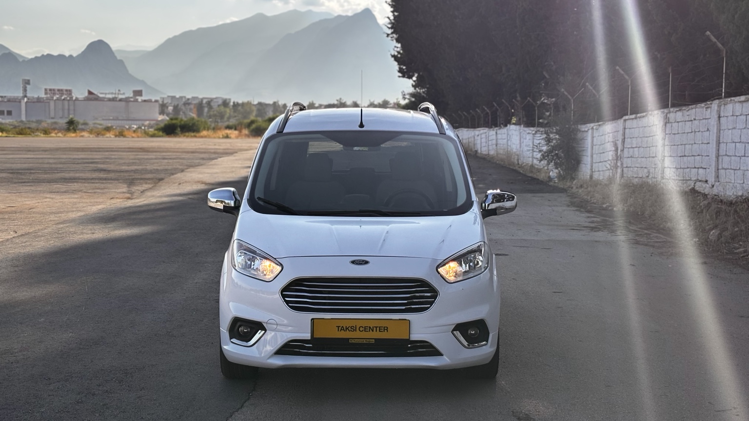 Beyaz Ford Tourneo Courier önden görünüm