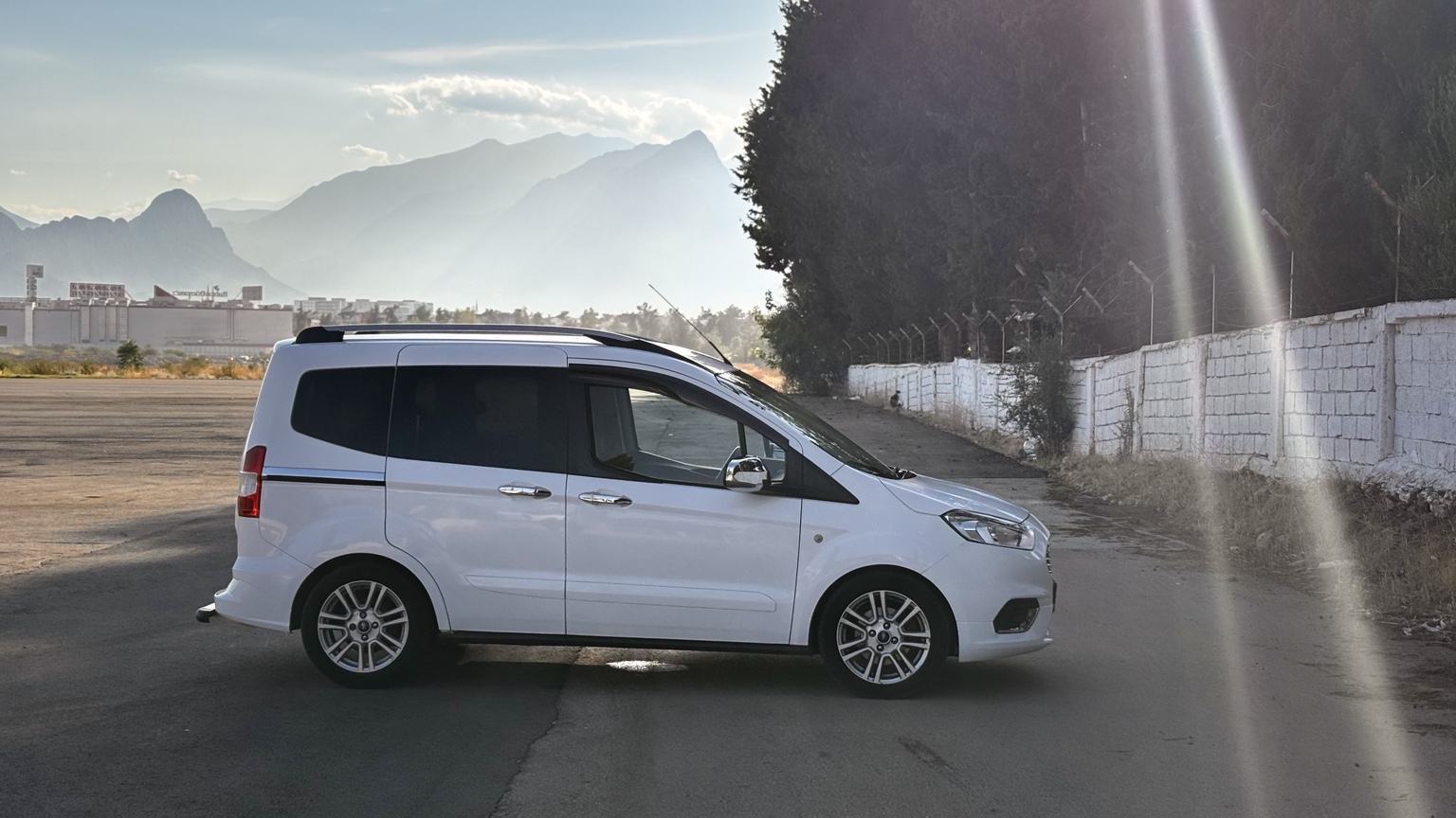 Beyaz Ford Tourneo Courier yandan görünüm