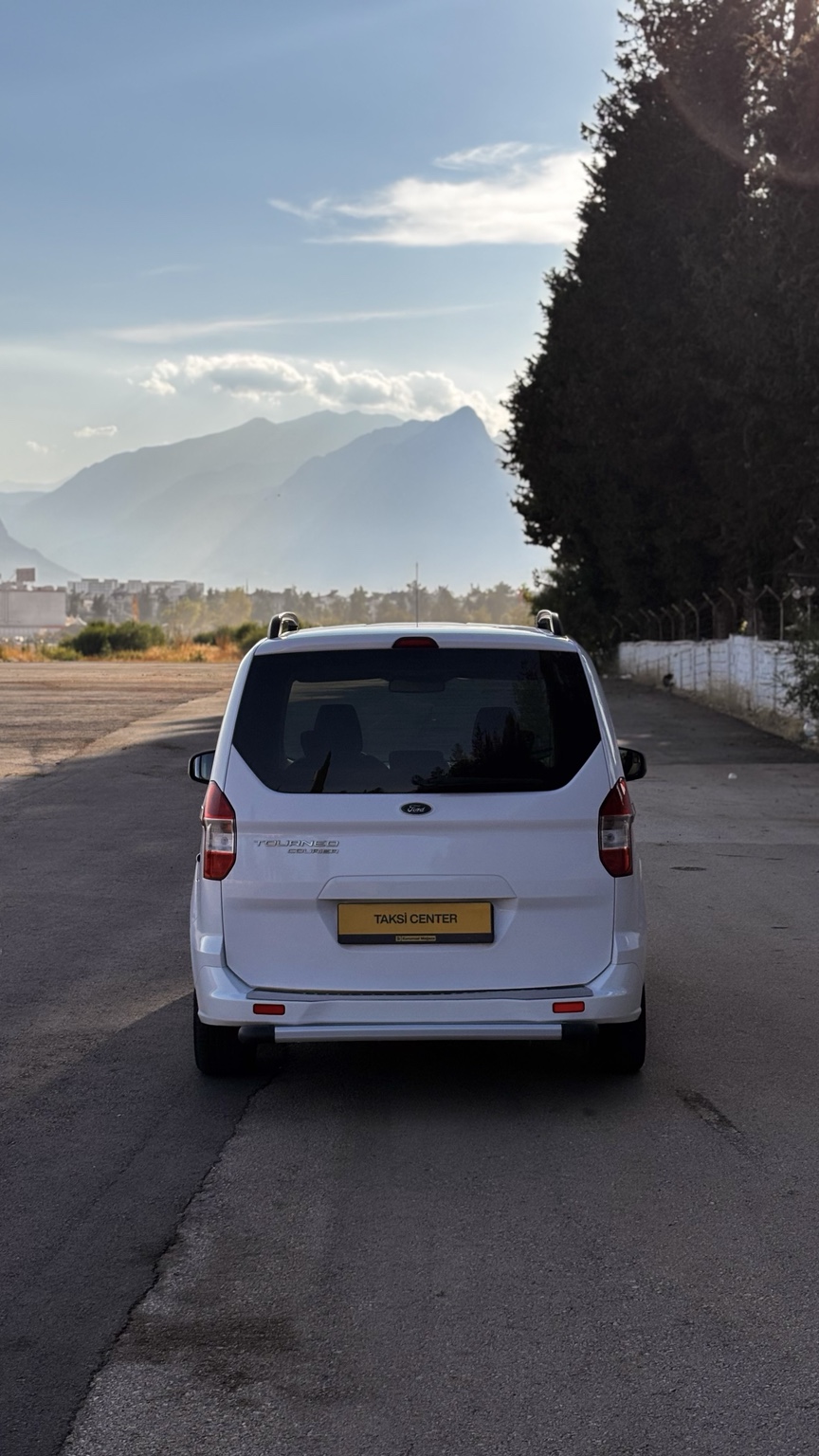 Beyaz Ford Tourneo Courier arkadan görünüm