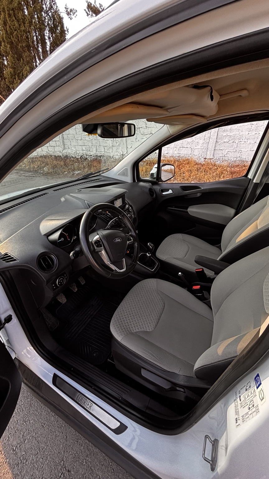Ford Tourneo Courier ön kabini