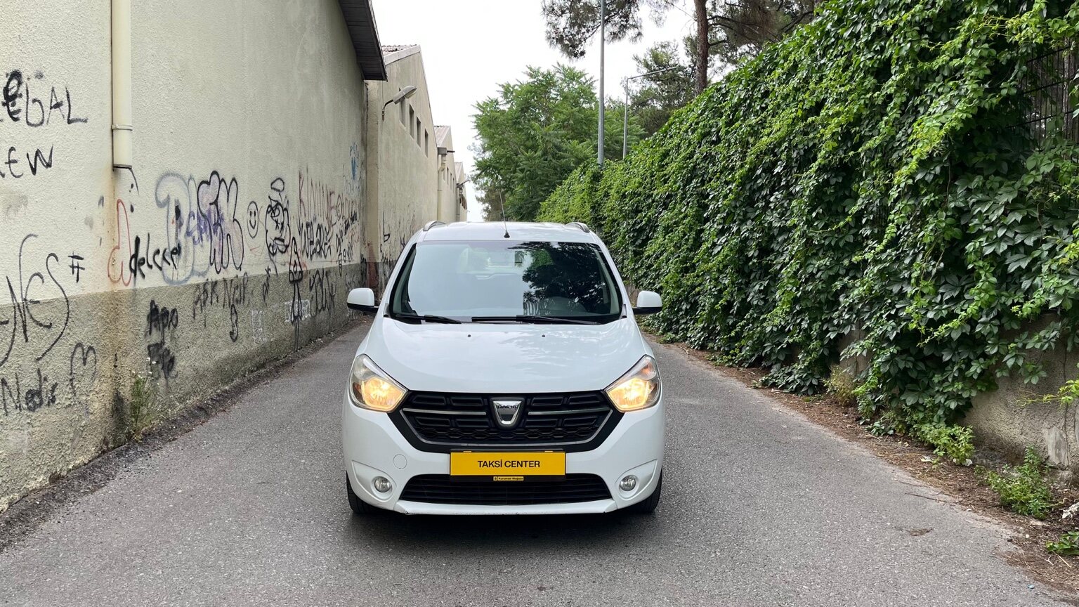 Beyaz 2017 Dacia Lodgy önden görünüm
