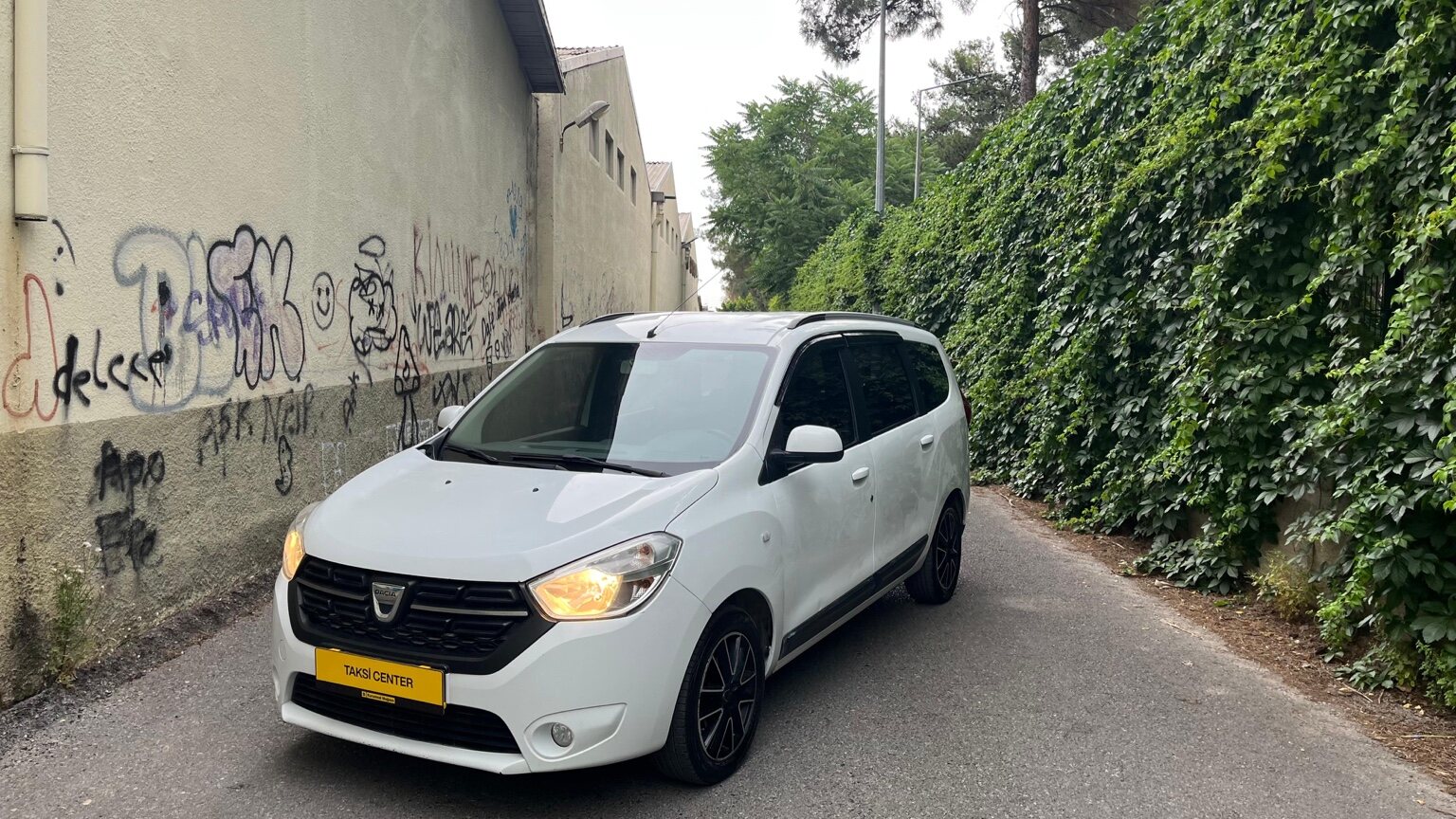 Beyaz 2017 Dacia Lodgy önden çapraz görünüm